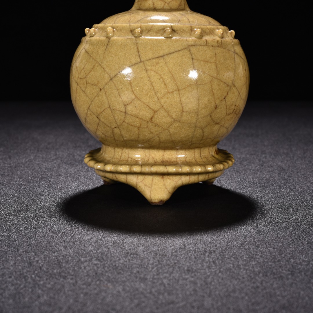 Song Dynasty Ge Kiln Beige glaze drum nailed three legged Tubo vase