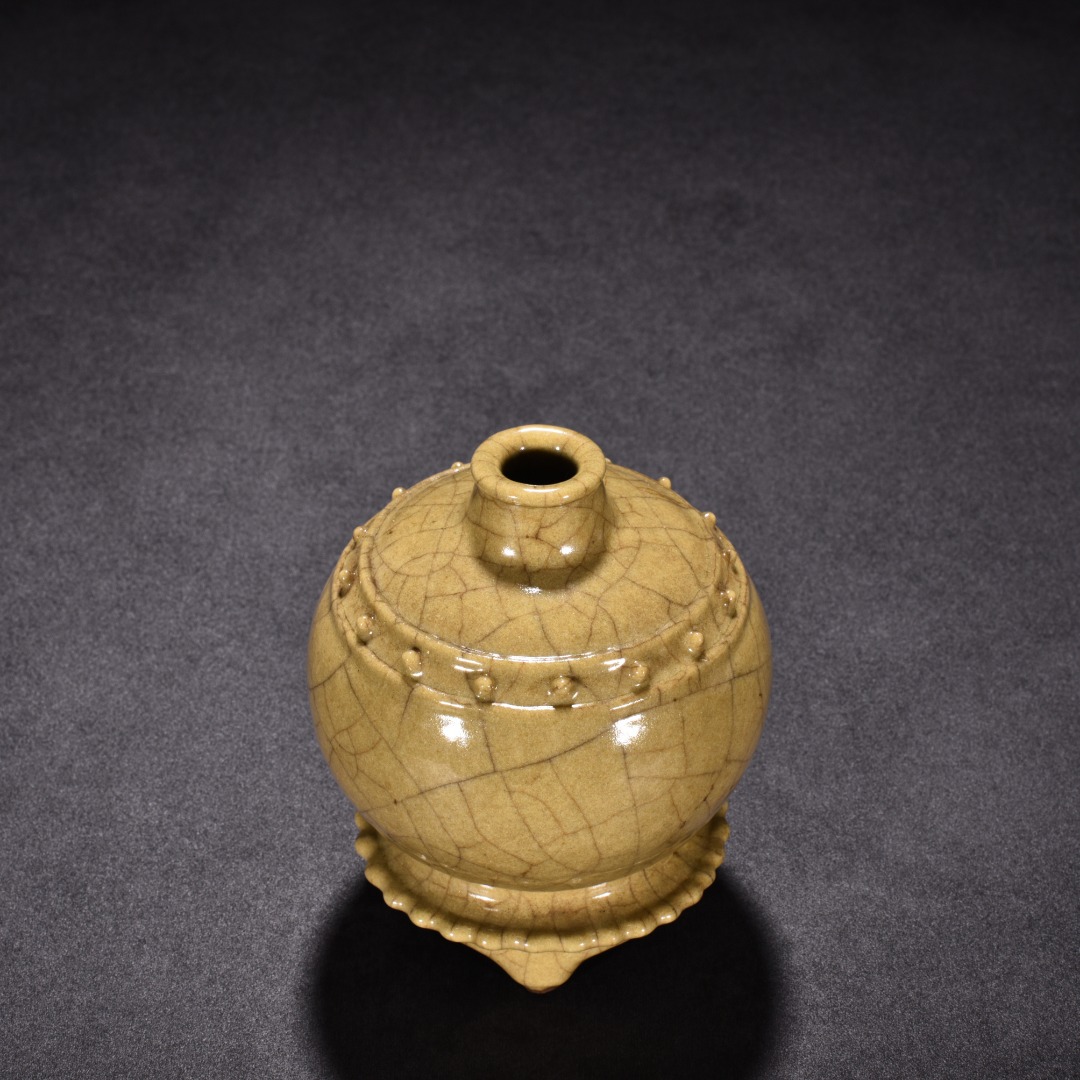 Song Dynasty Ge Kiln Beige glaze drum nailed three legged Tubo vase