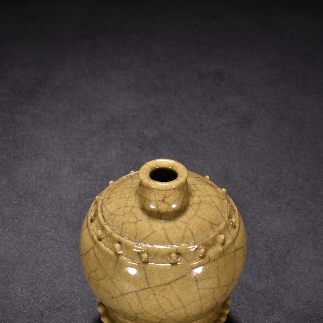 Song Dynasty Ge Kiln Beige glaze drum nailed three legged Tubo vase