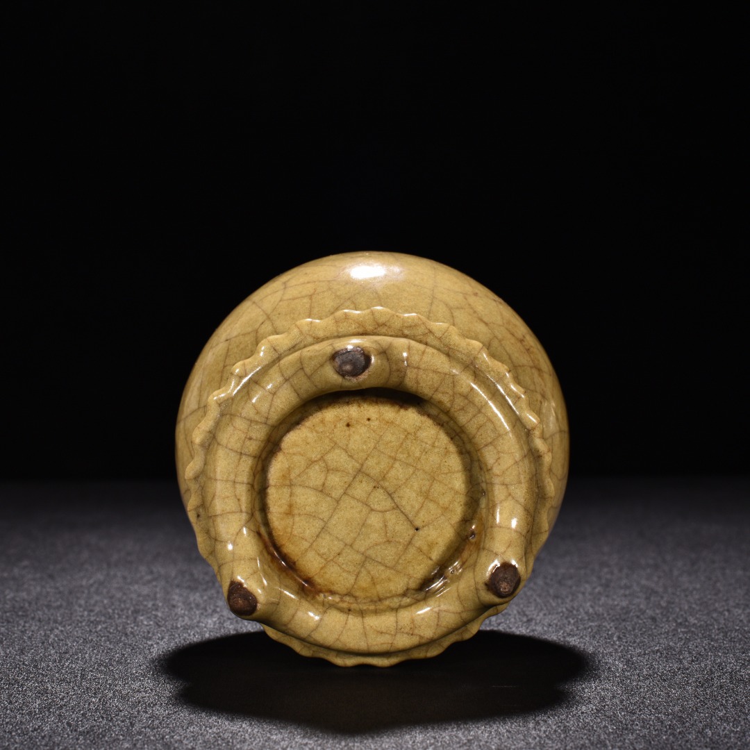 Song Dynasty Ge Kiln Beige glaze drum nailed three legged Tubo vase