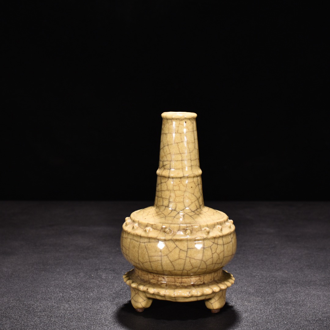 Song Dynasty kiln beige glaze drum nailed three legged vase