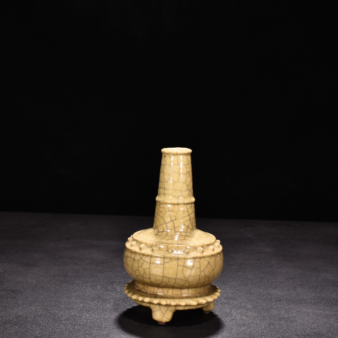 Song Dynasty kiln beige glaze drum nailed three legged vase
