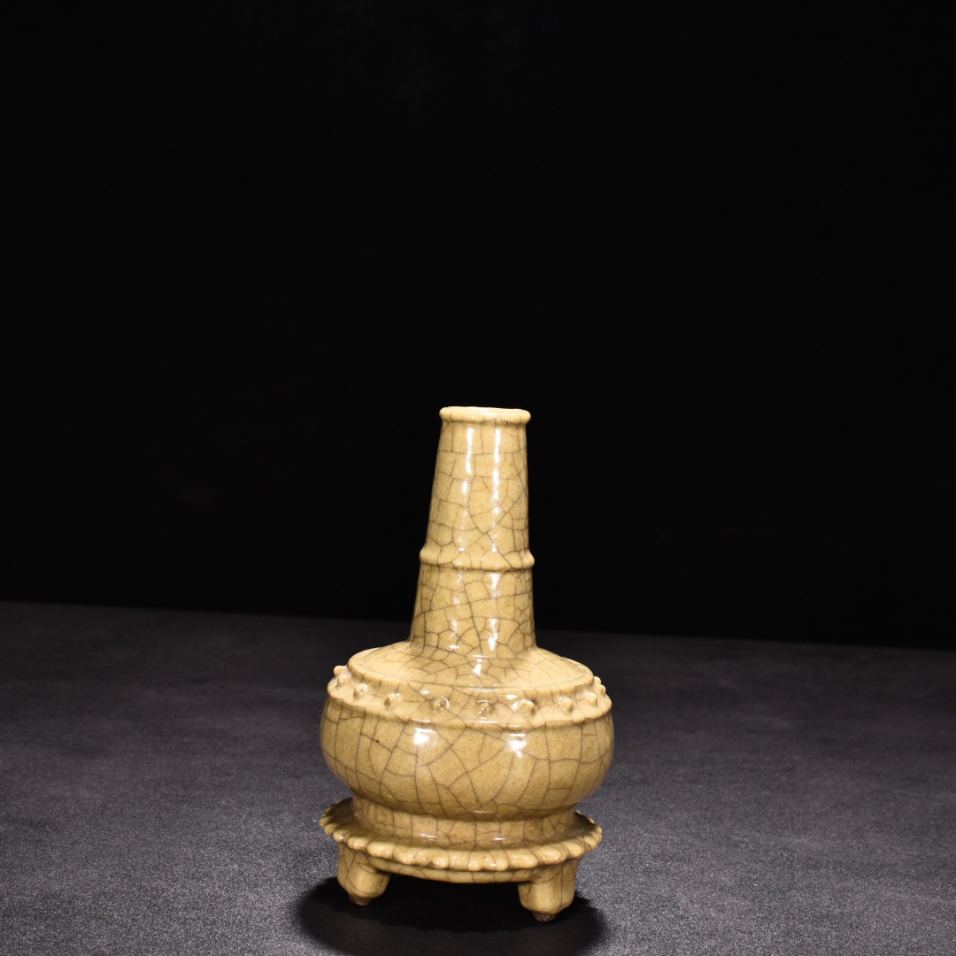 Song Dynasty kiln beige glaze drum nailed three legged vase