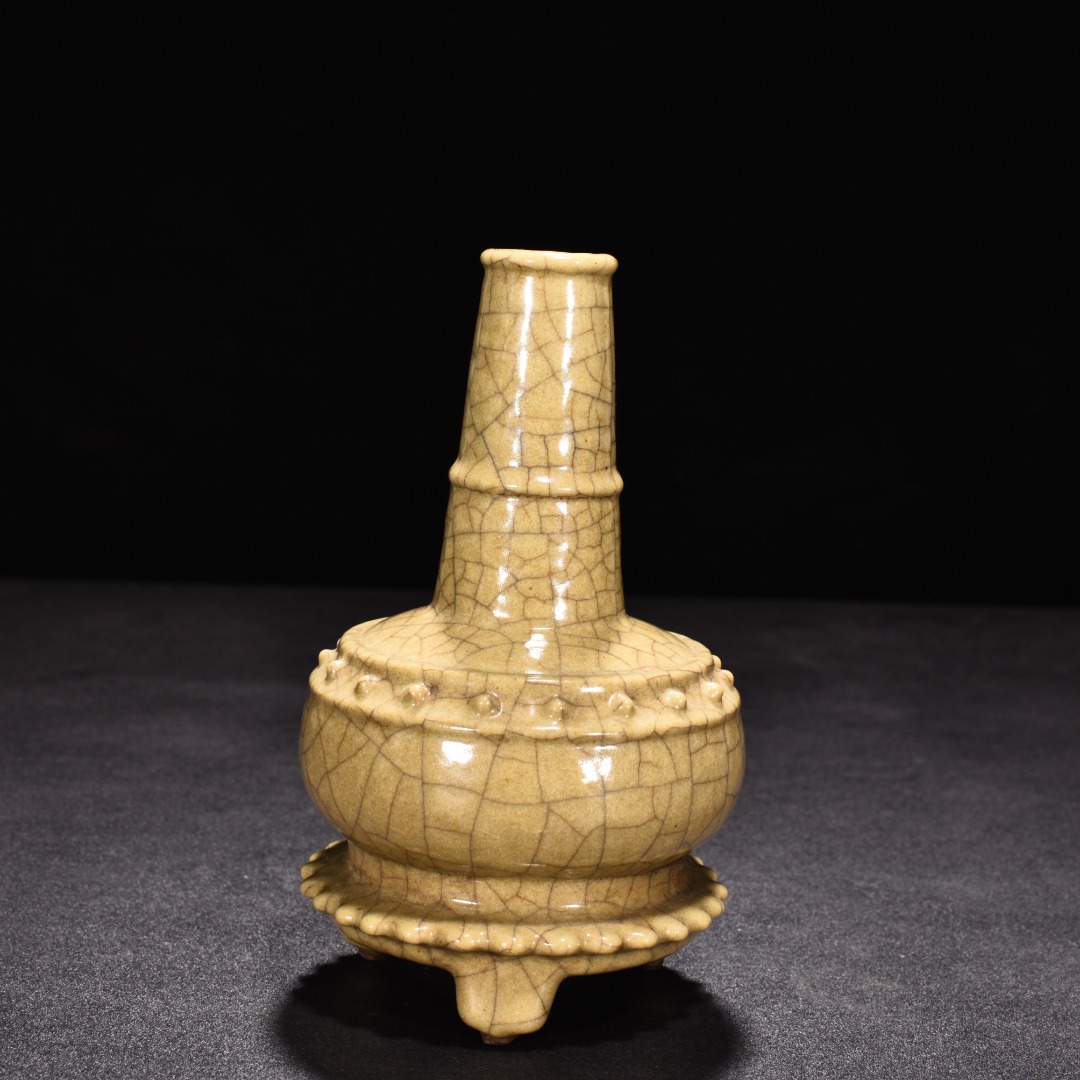 Song Dynasty kiln beige glaze drum nailed three legged vase