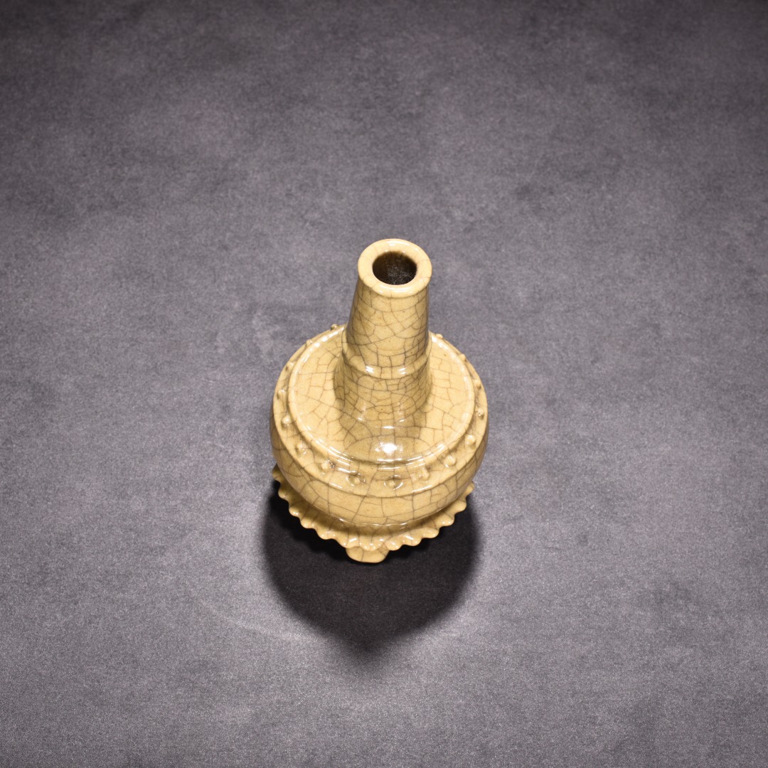 Song Dynasty kiln beige glaze drum nailed three legged vase