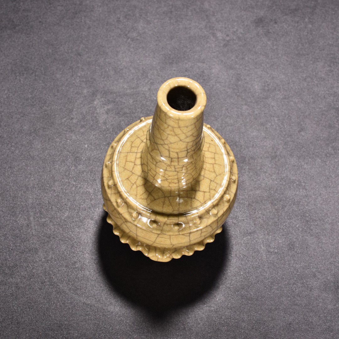 Song Dynasty kiln beige glaze drum nailed three legged vase