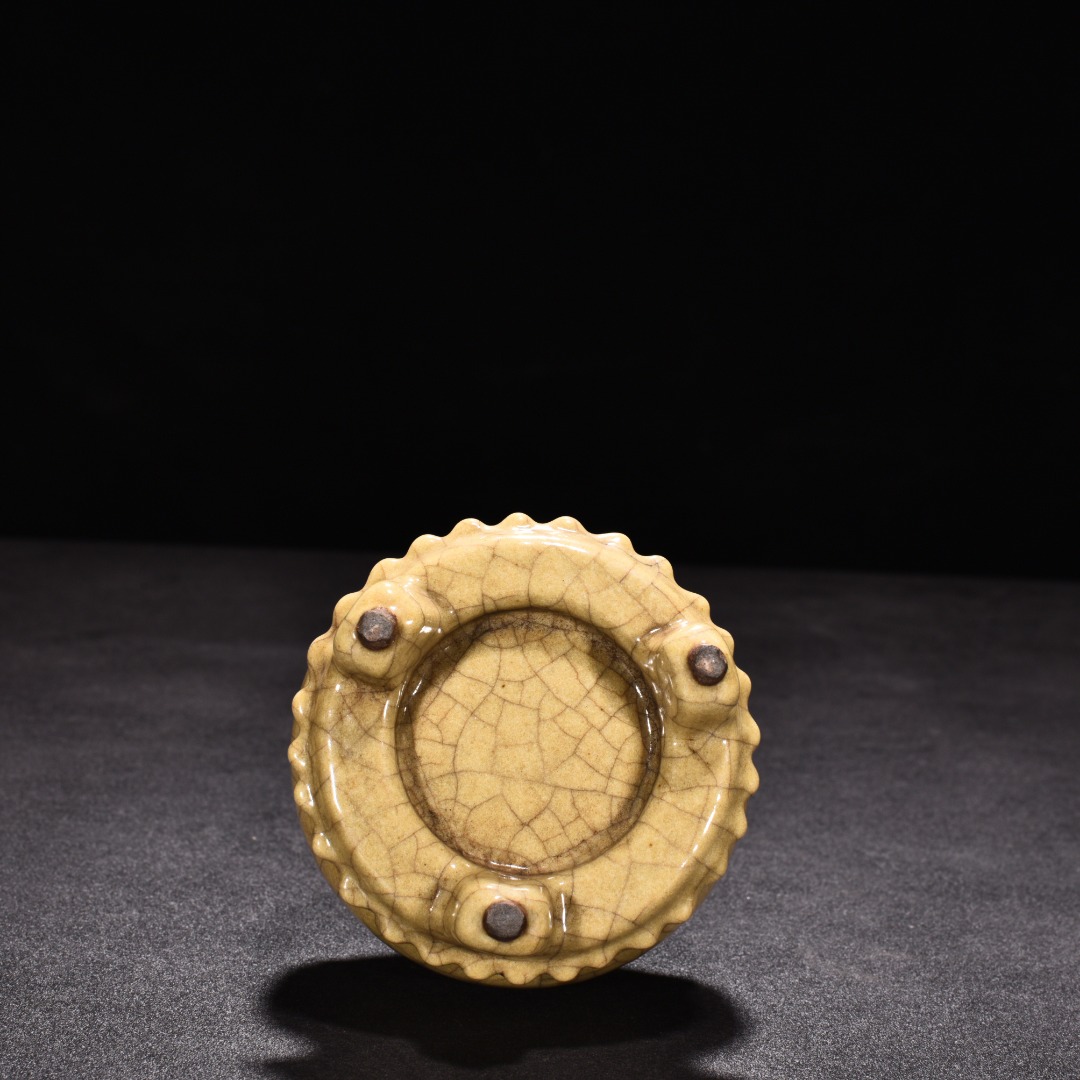 Song Dynasty kiln beige glaze drum nailed three legged vase