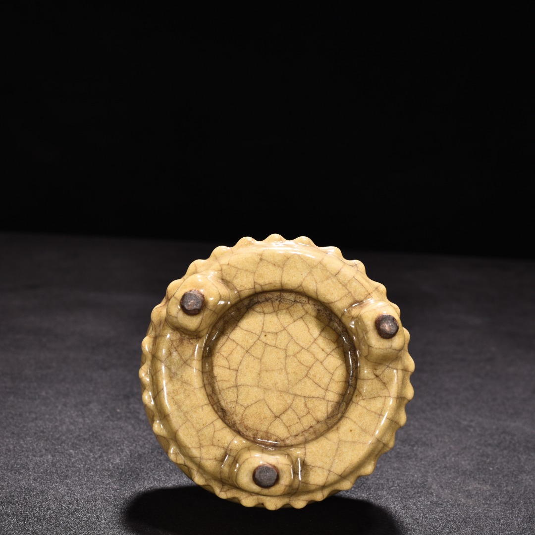 Song Dynasty kiln beige glaze drum nailed three legged vase