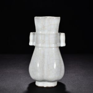 Song Dynasty official kiln moon white glaze vase