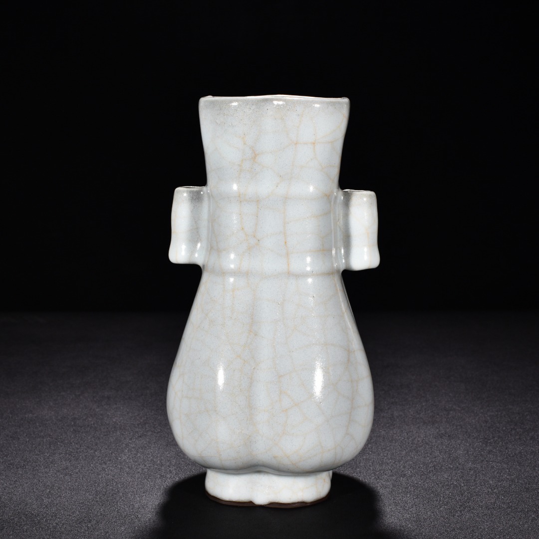 Song Dynasty official kiln moon white glaze vase