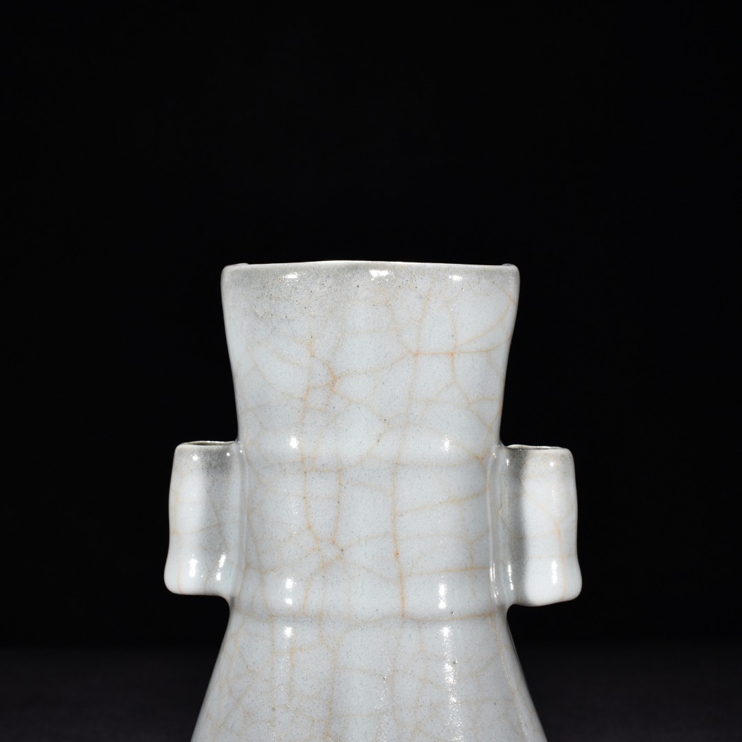 Song Dynasty official kiln moon white glaze vase