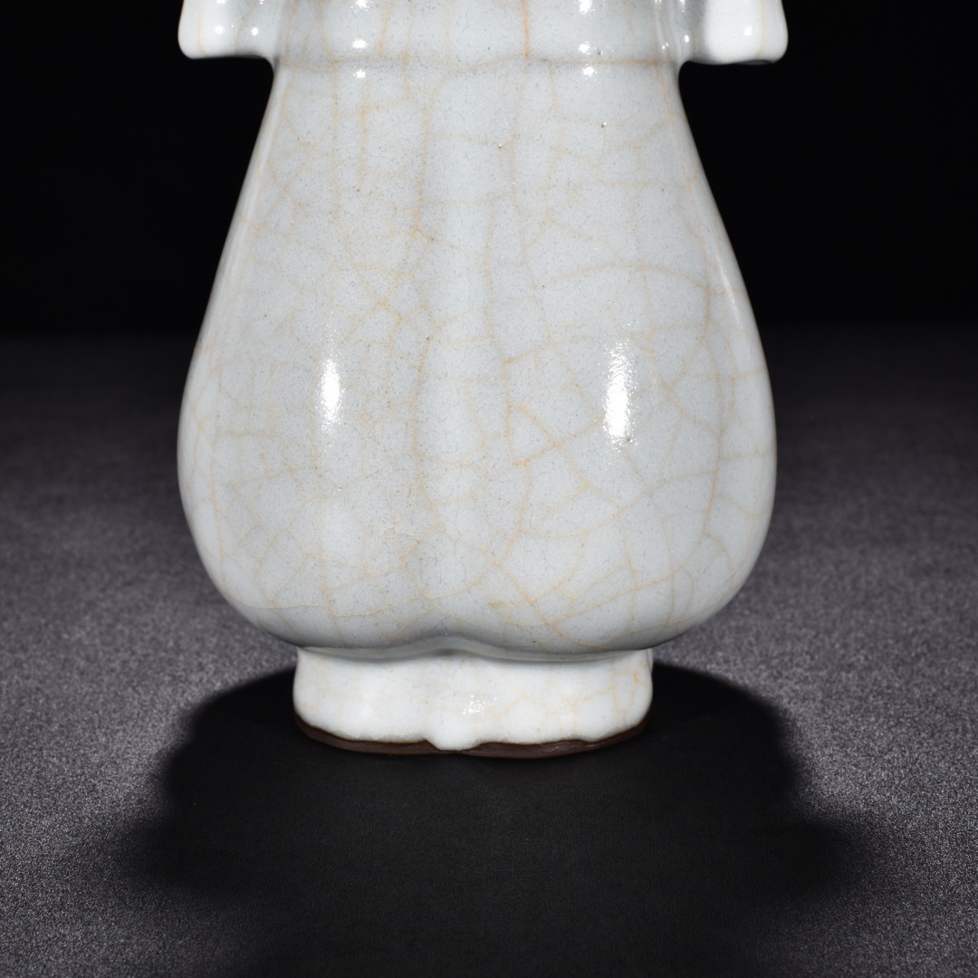 Song Dynasty official kiln moon white glaze vase