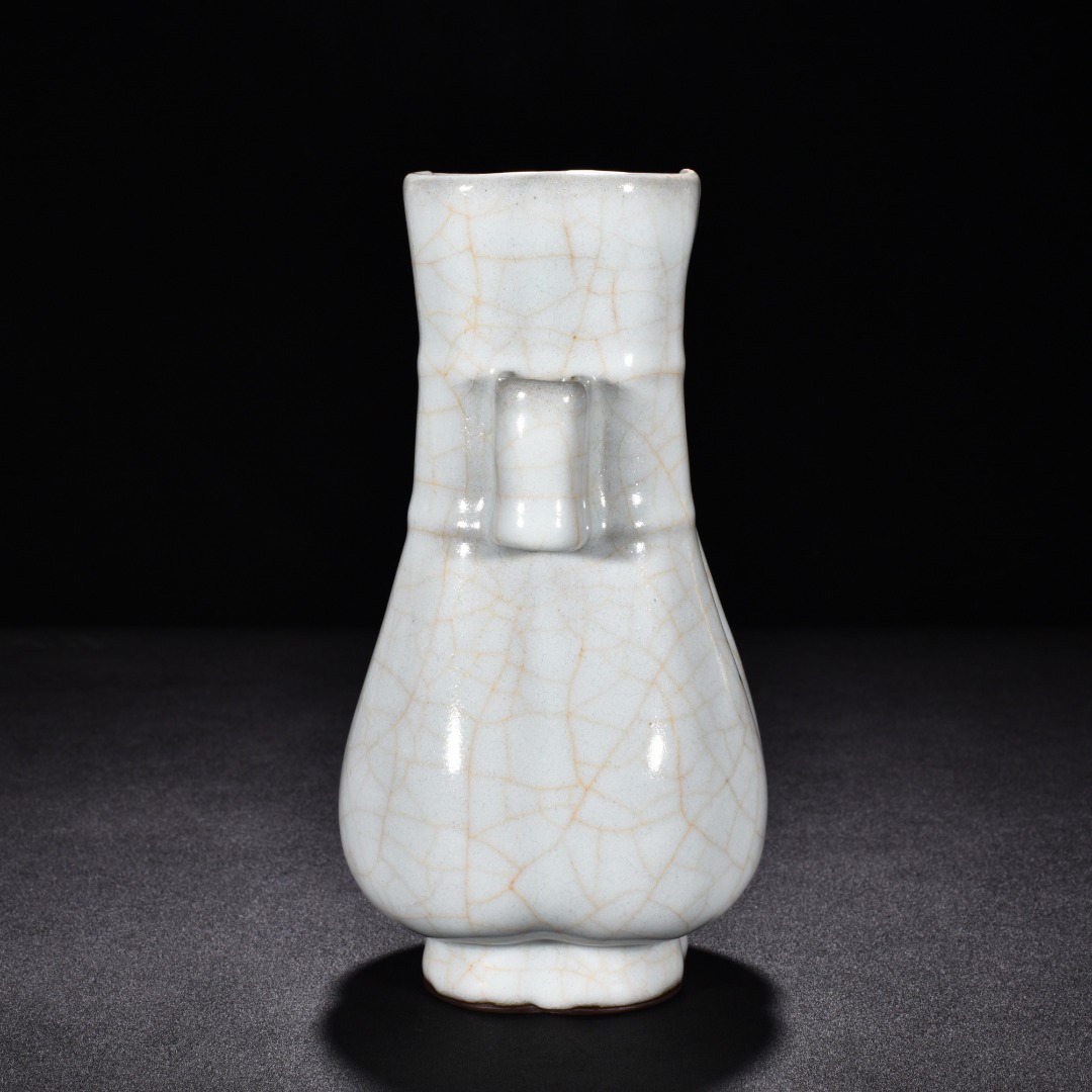 Song Dynasty official kiln moon white glaze vase