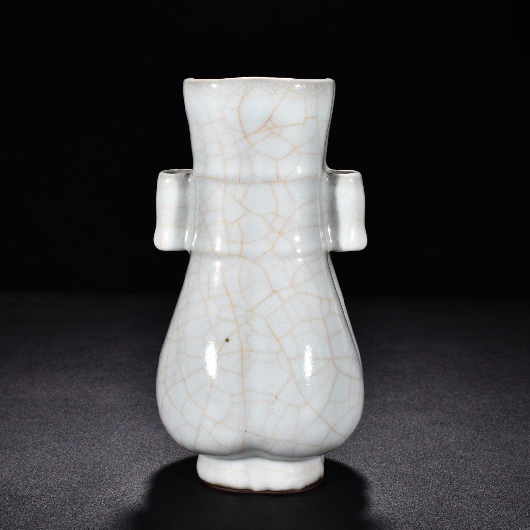 Song Dynasty official kiln moon white glaze vase