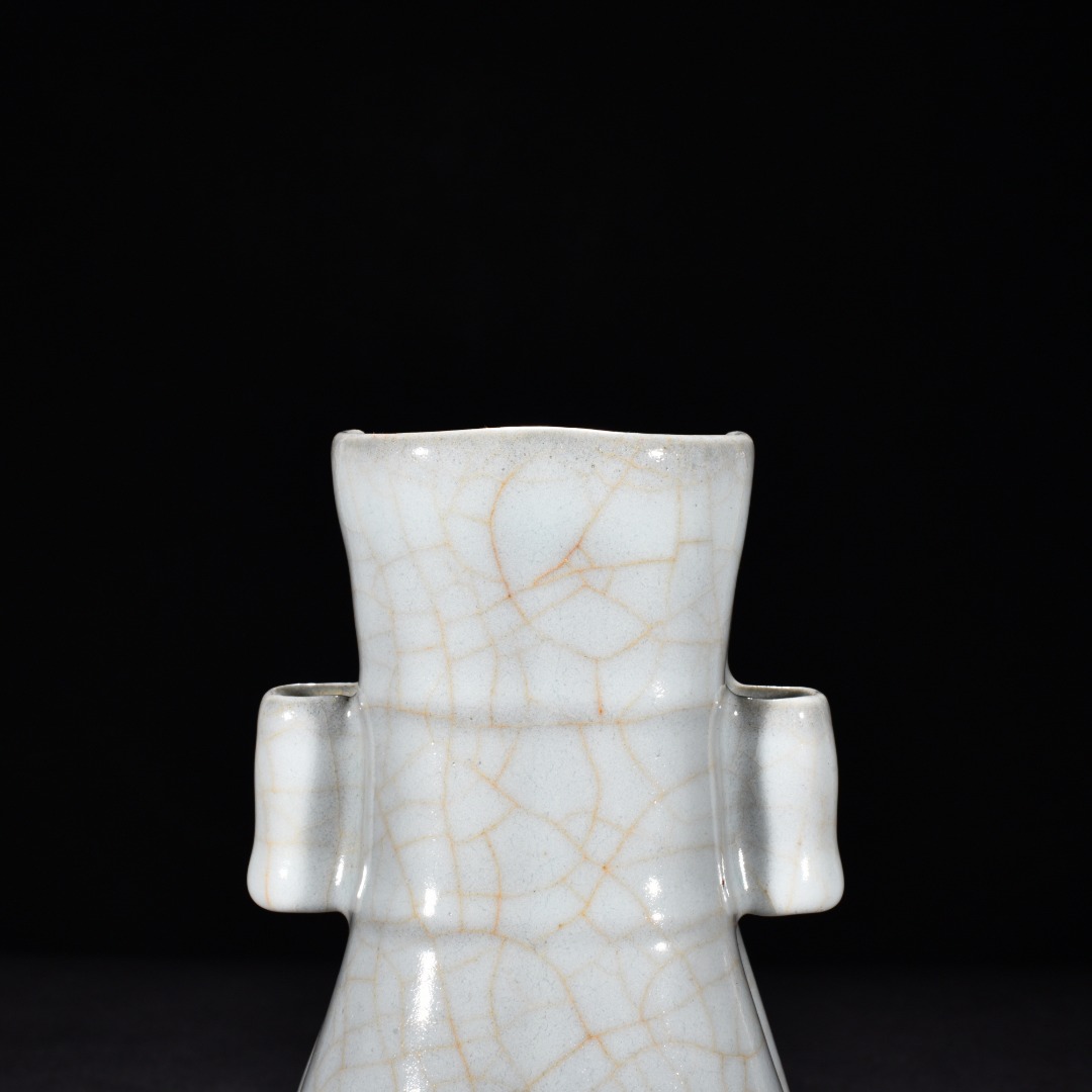 Song Dynasty official kiln moon white glaze vase