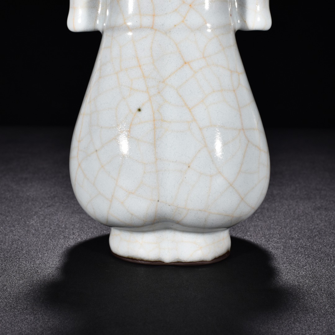 Song Dynasty official kiln moon white glaze vase