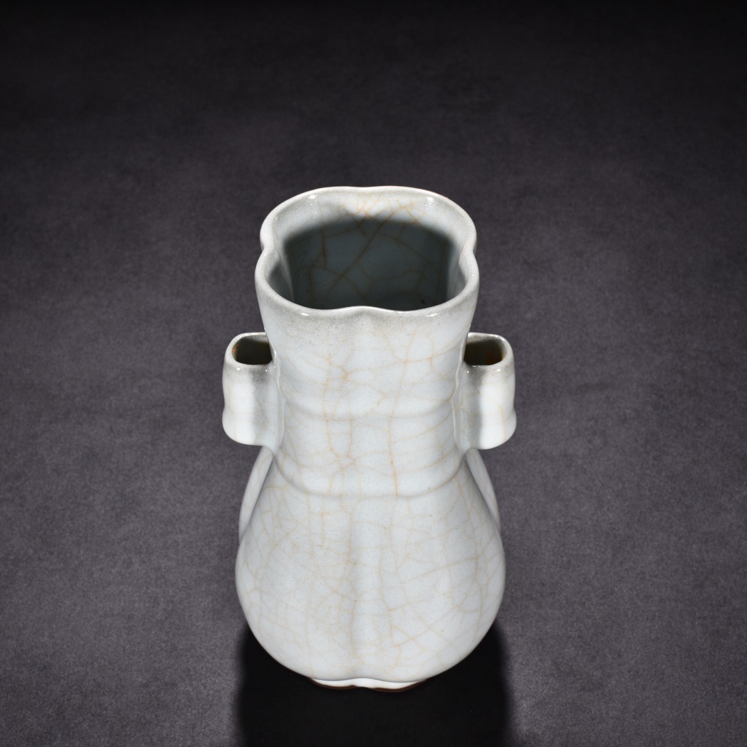Song Dynasty official kiln moon white glaze vase