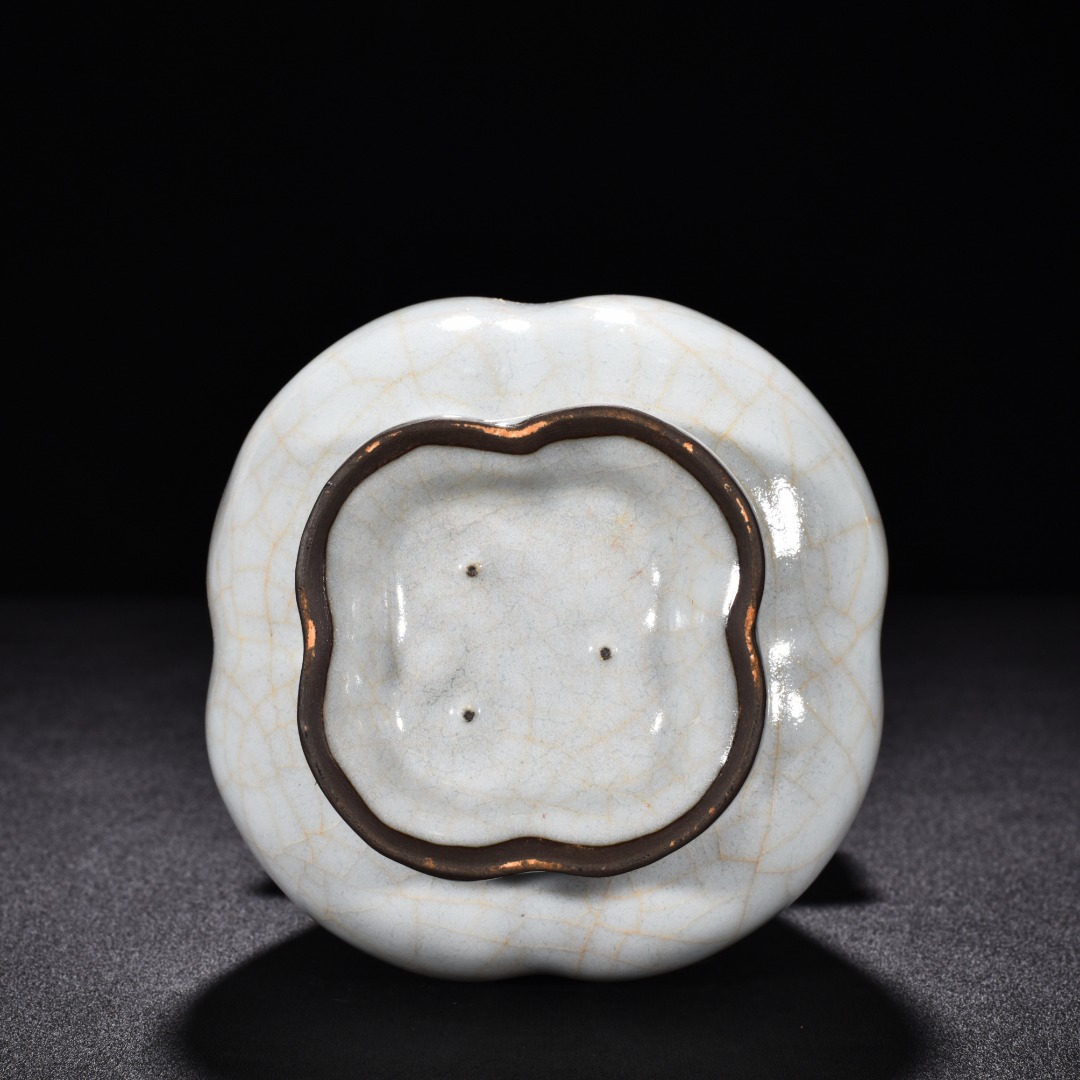 Song Dynasty official kiln moon white glaze vase