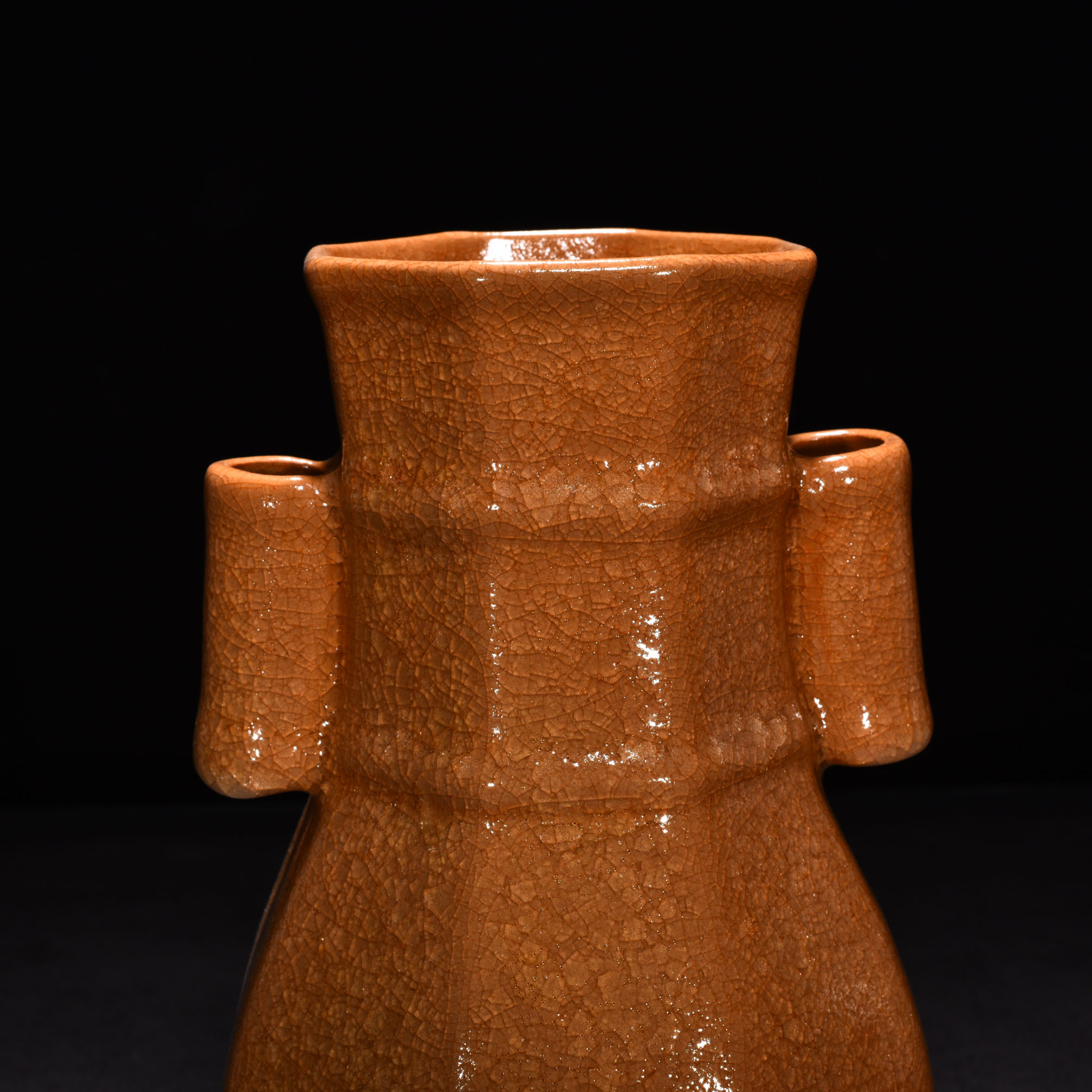 Song Dynasty official kiln beige glaze ice cracked vase