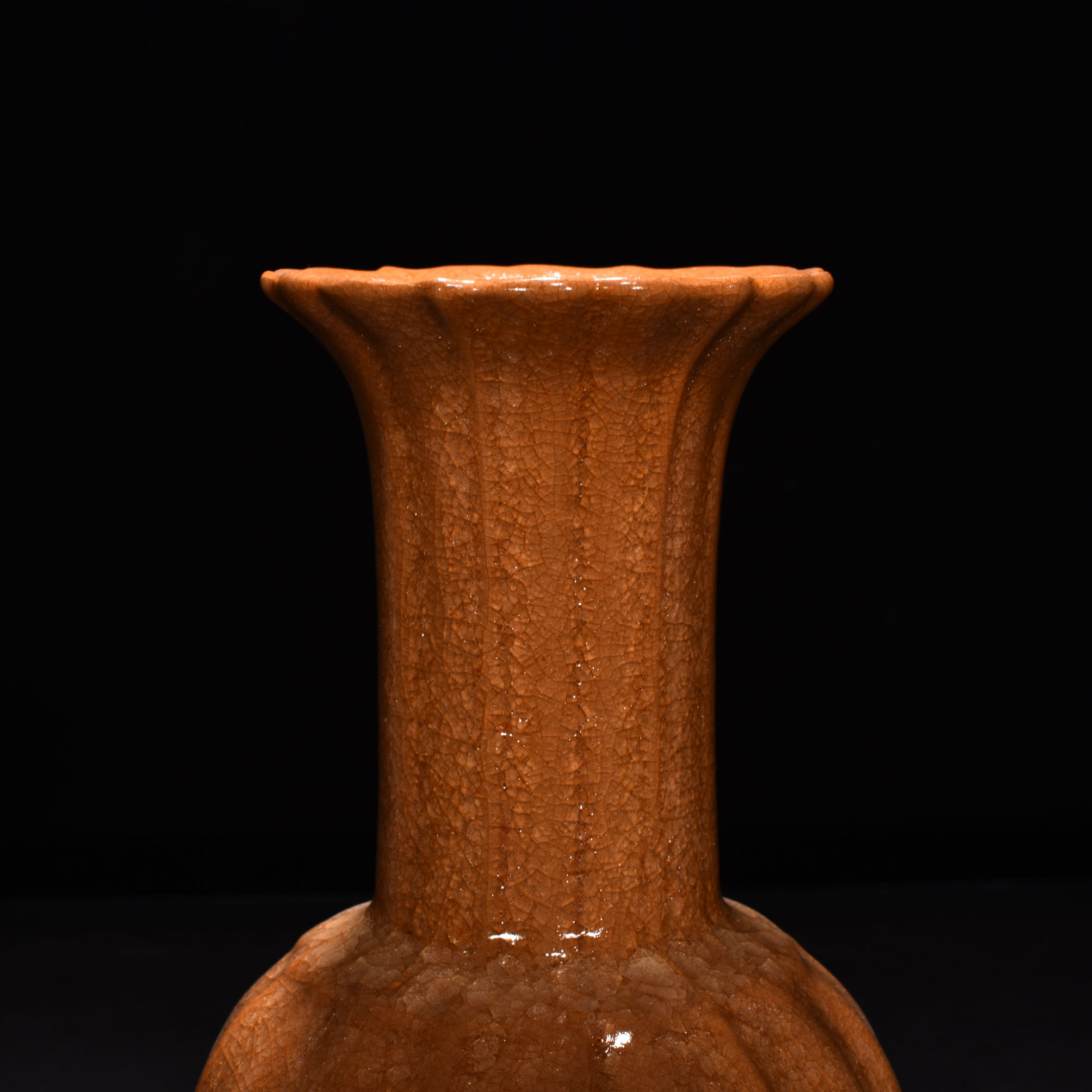 Song Dynasty official kiln beige glaze ice cracked bottle
