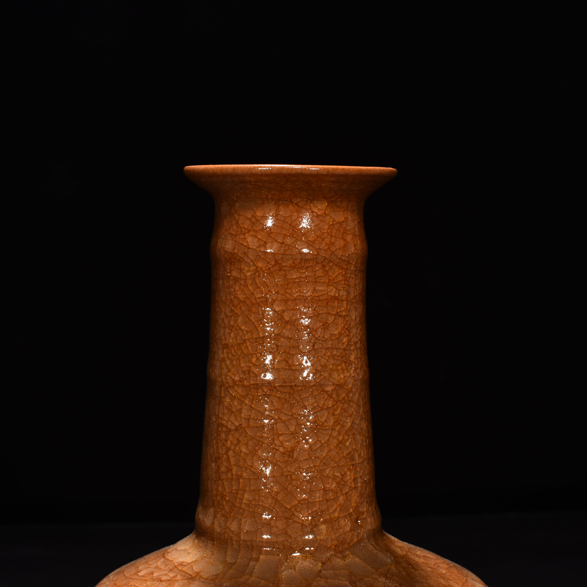 Song Dynasty official kiln beige glaze ice crackle bottle
