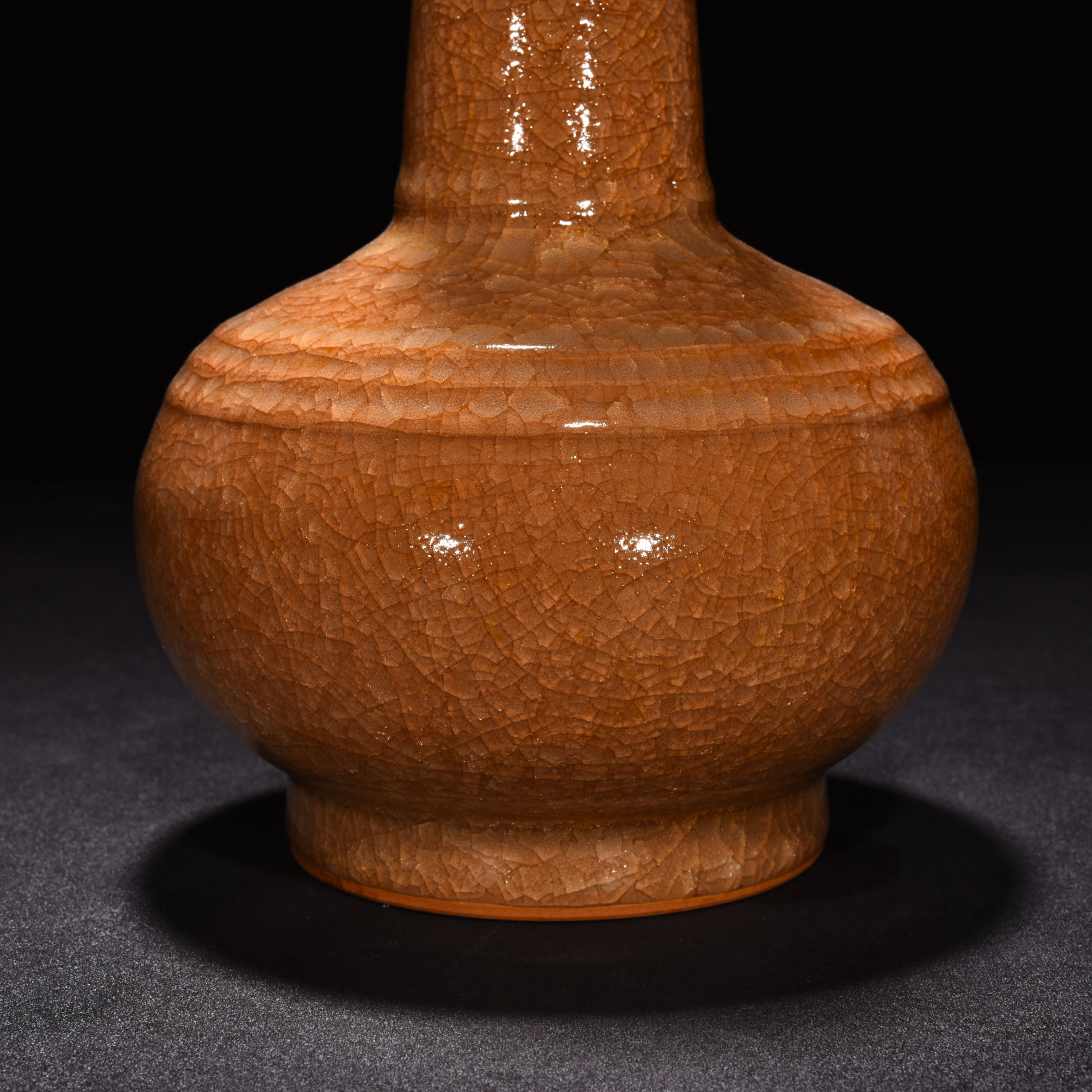 Song Dynasty official kiln beige glaze ice crackle bottle