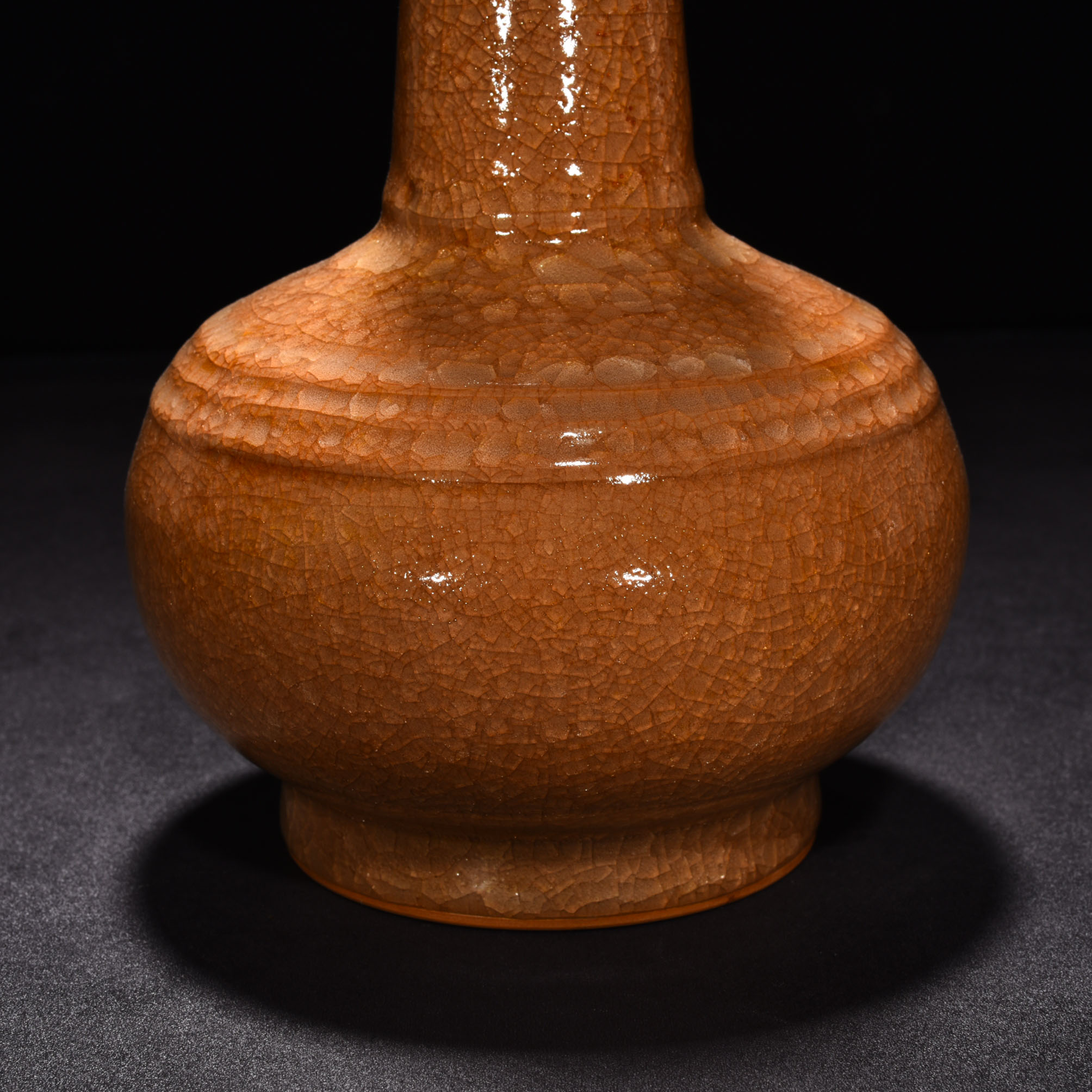 Song Dynasty official kiln beige glaze ice crackle bottle