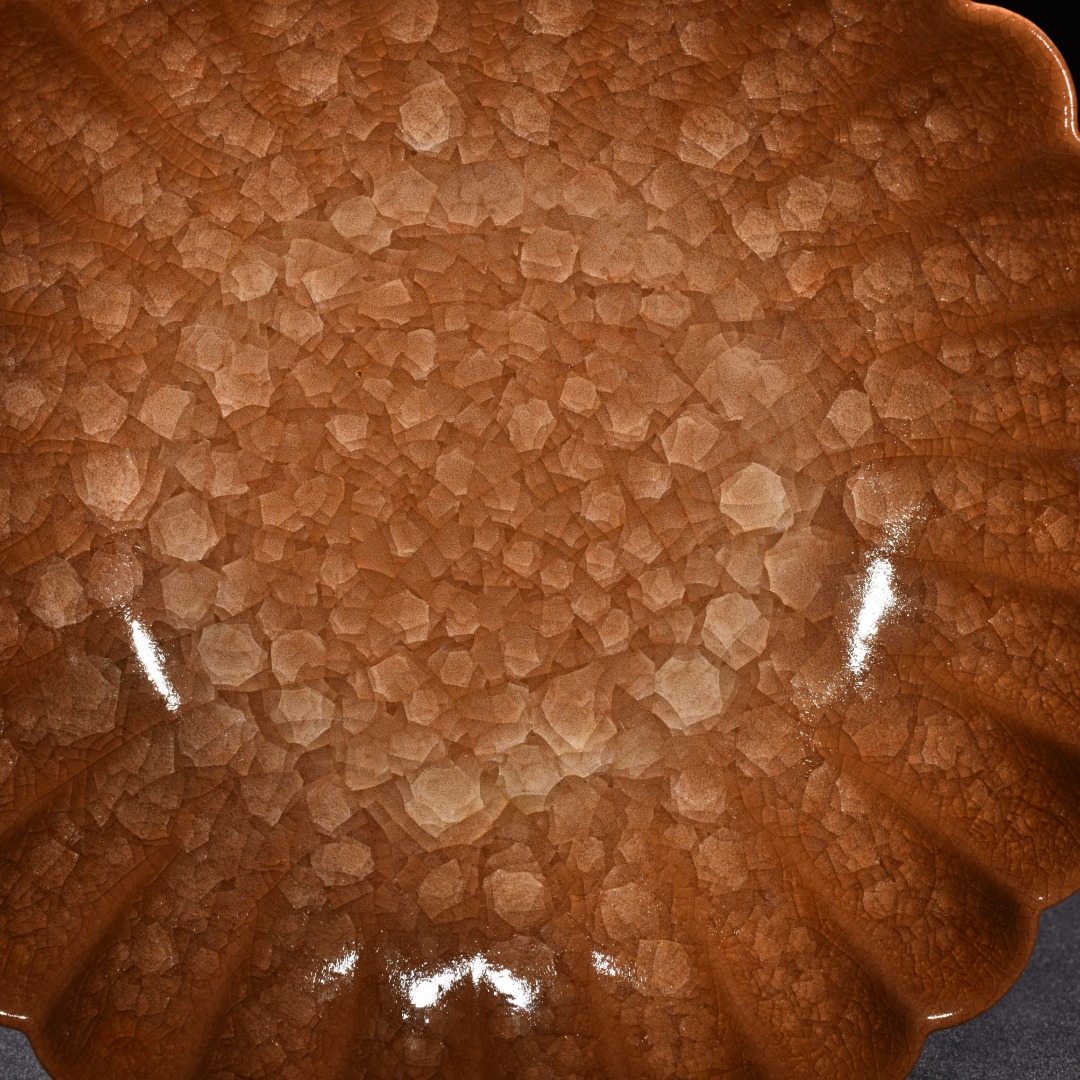 Song Dynasty official kiln beige glaze petal dishwasher