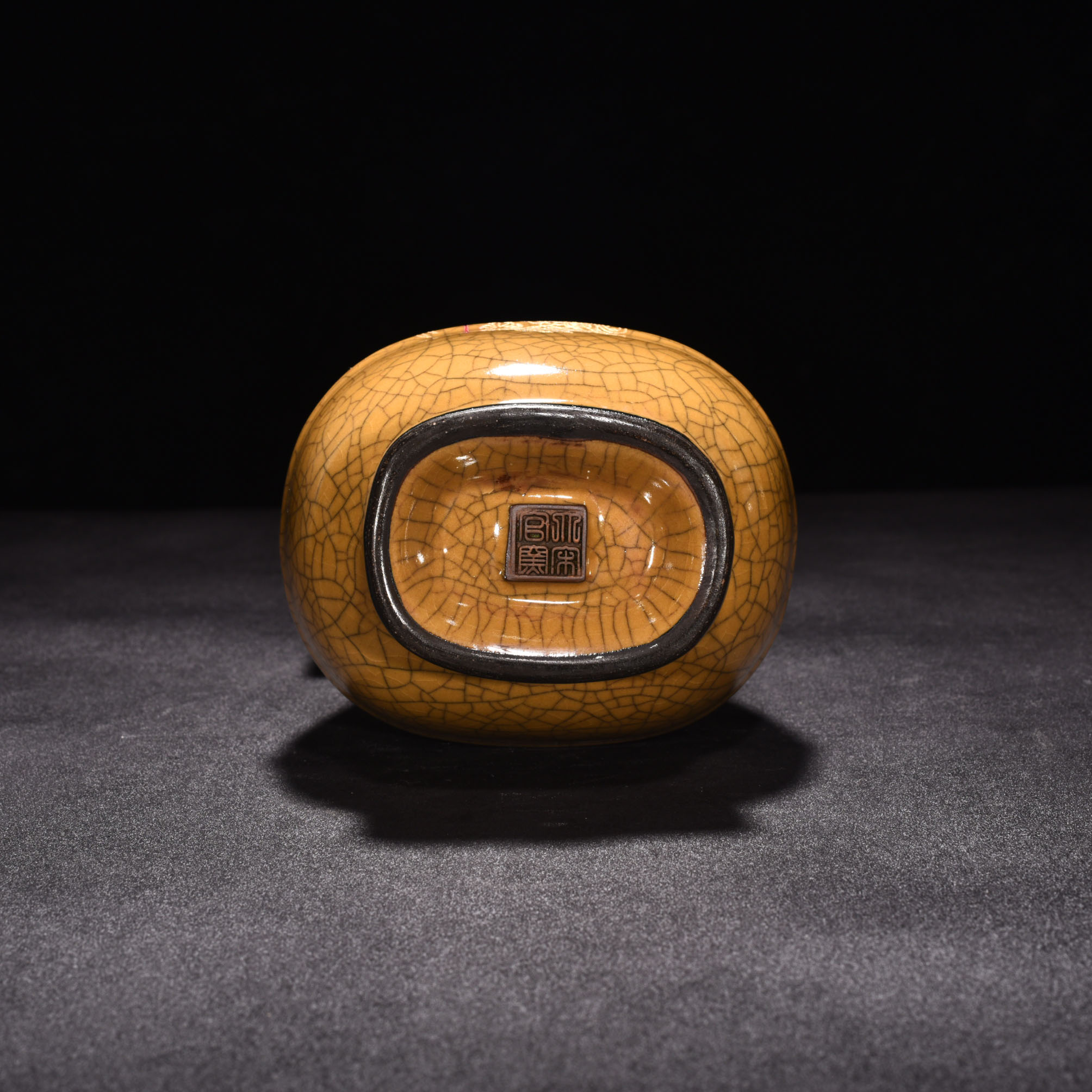 Song Dynasty official kiln beige glaze engraved with poetry pattern vase