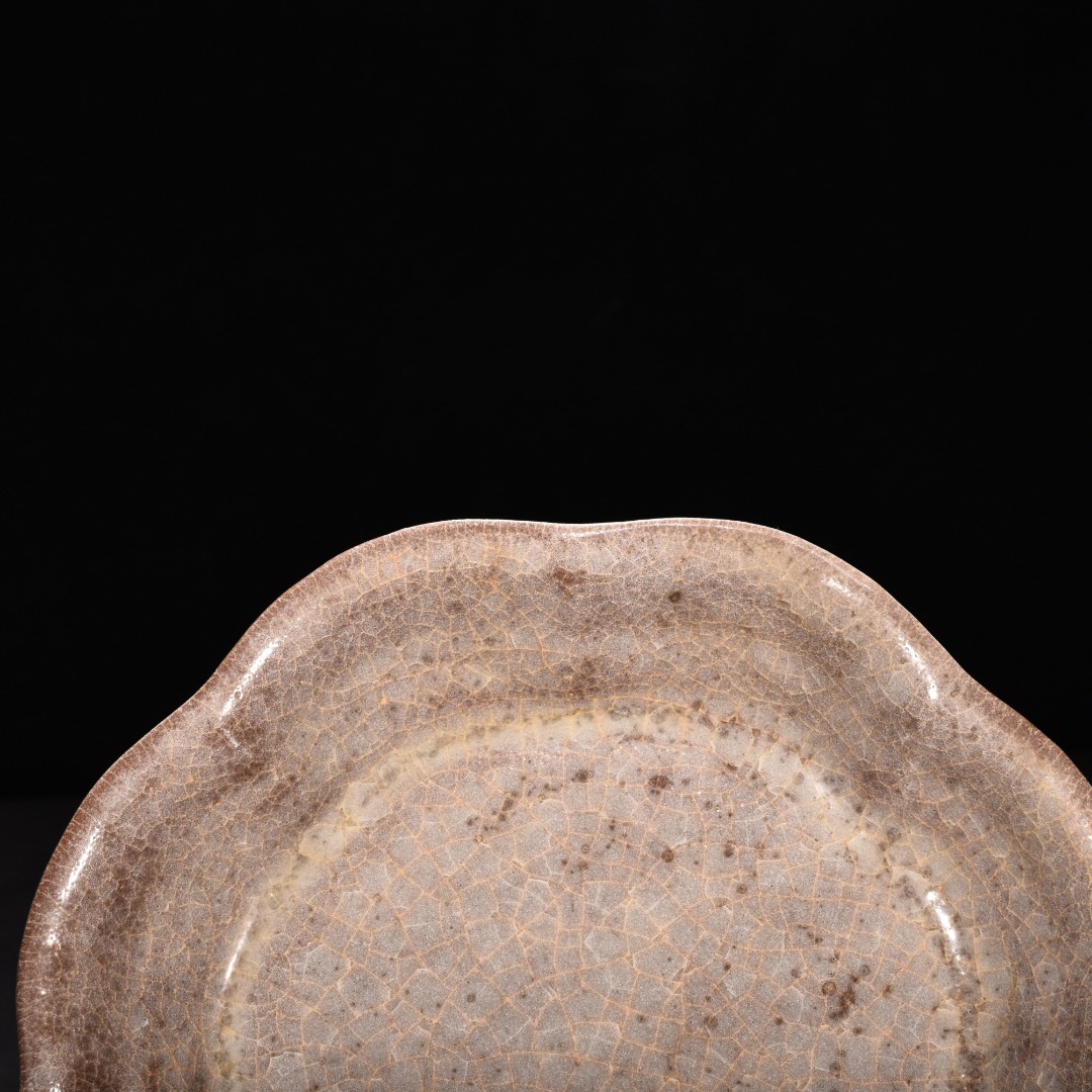 Song Dynasty official kiln beige glazed crabapple style plate
