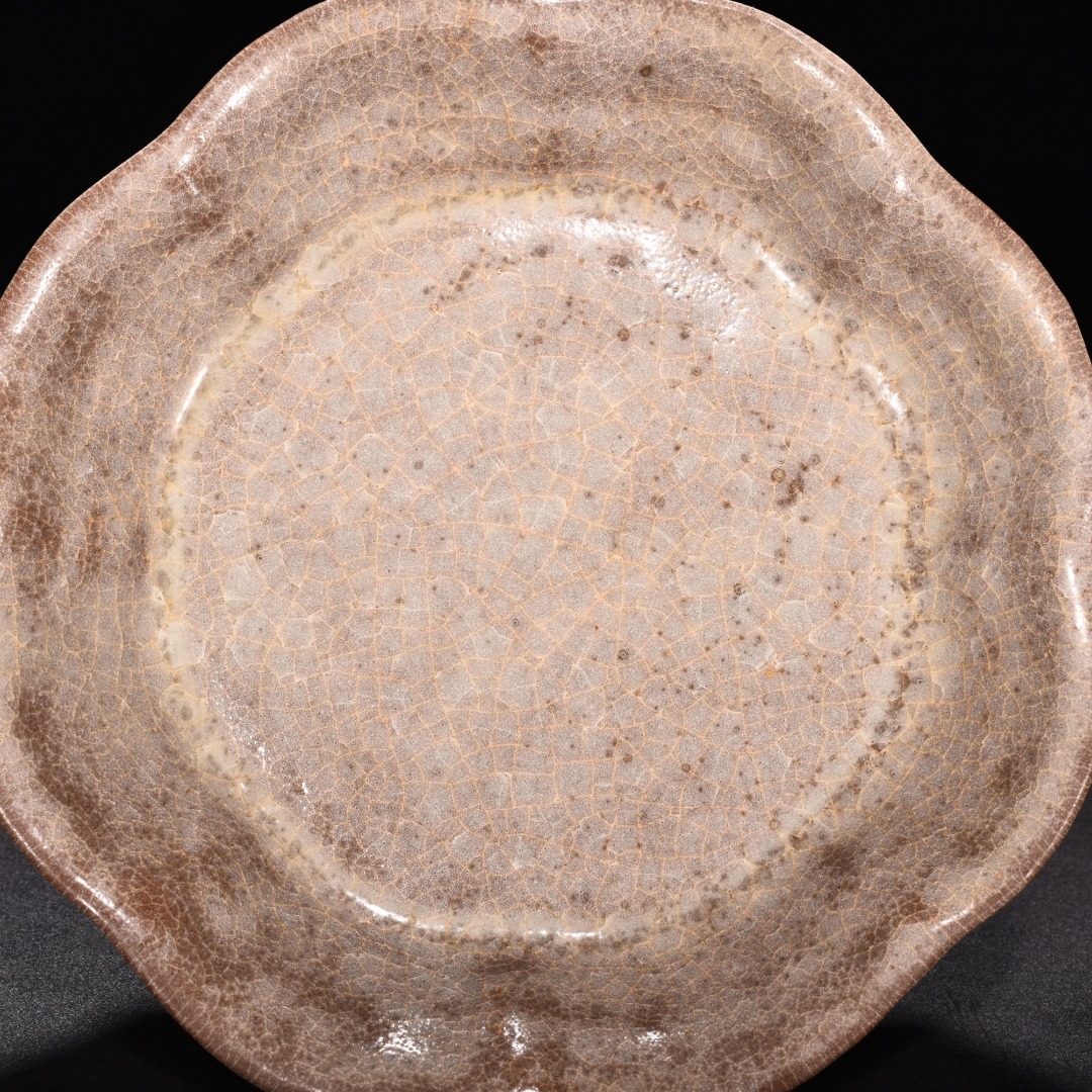 Song Dynasty official kiln beige glazed crabapple style plate