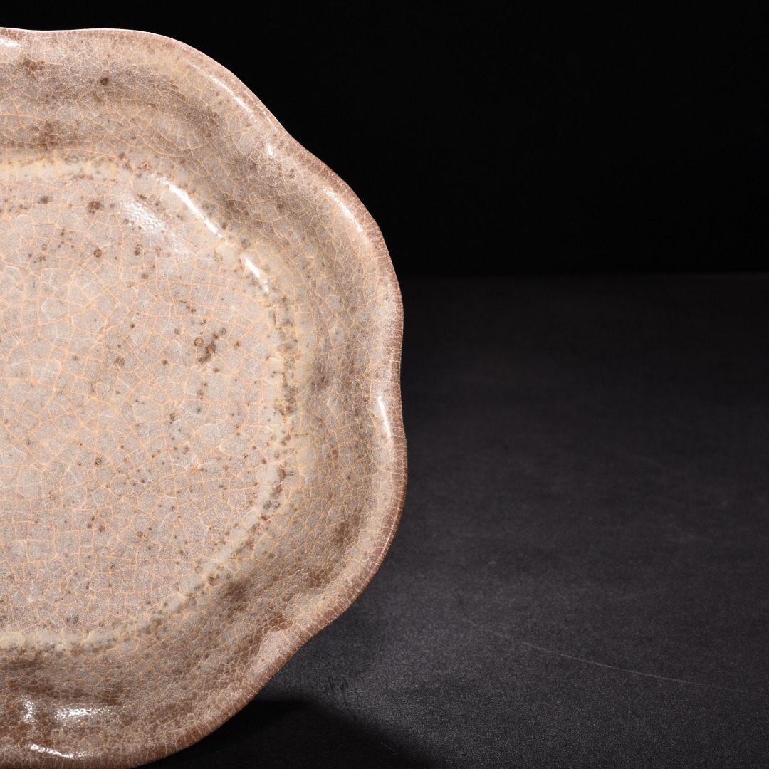 Song Dynasty official kiln beige glazed crabapple style plate