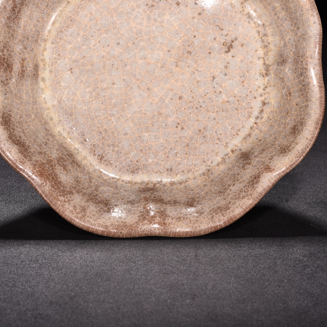 Song Dynasty official kiln beige glazed crabapple style plate