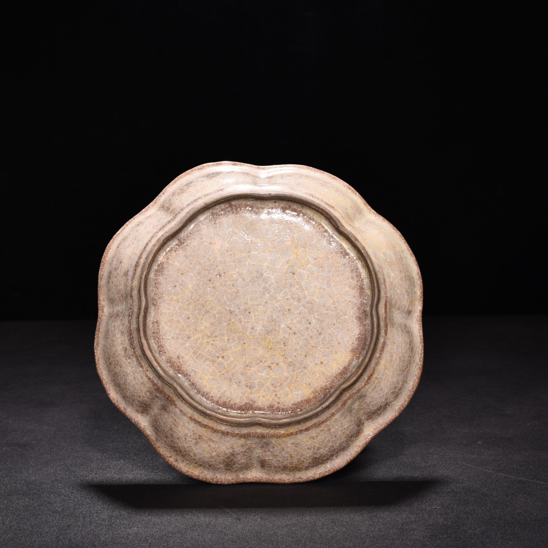 Song Dynasty official kiln beige glazed crabapple style plate