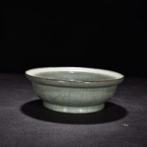 Song Dynasty official kiln green glaze folding rim bowl