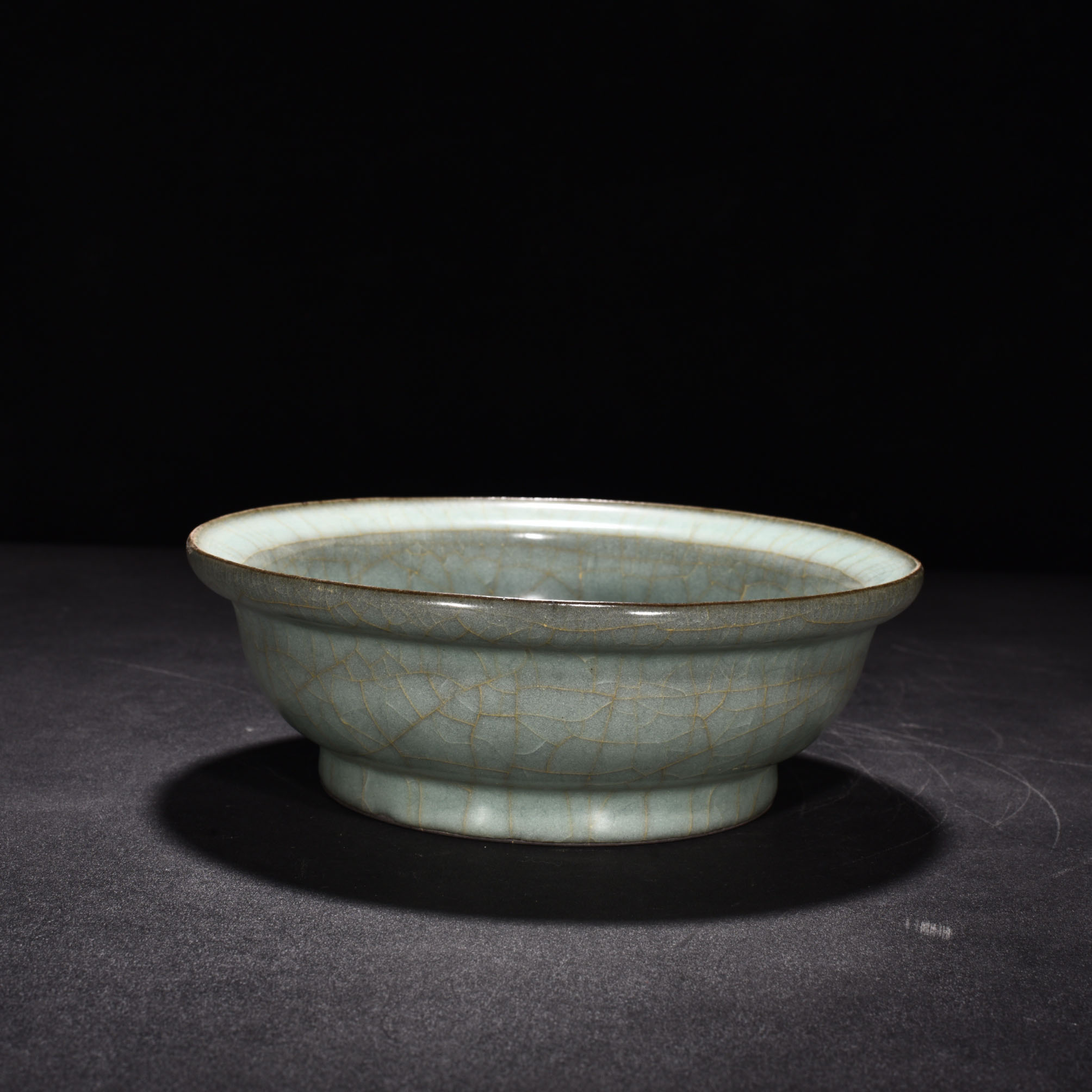 Song Dynasty official kiln green glaze folding rim bowl