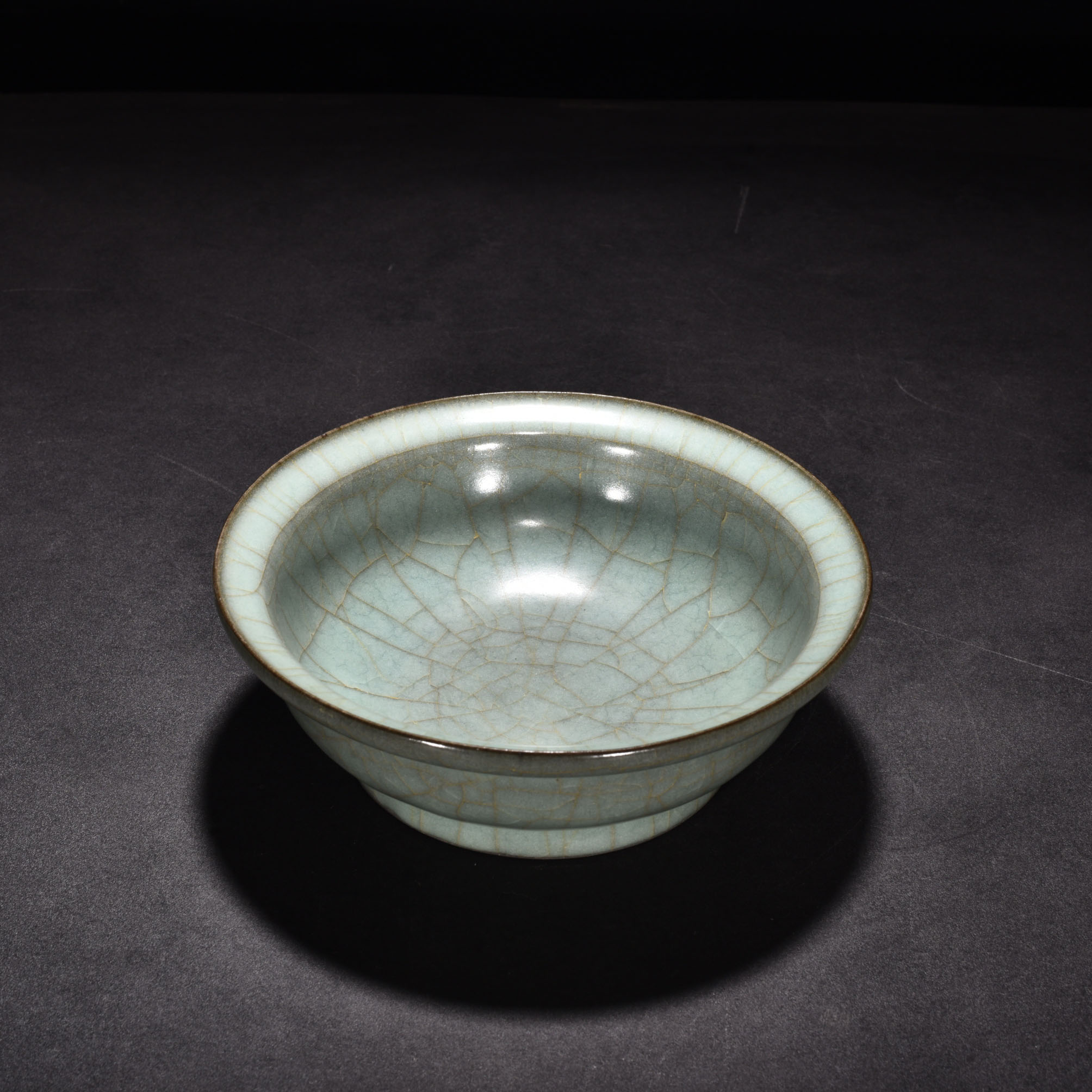 Song Dynasty official kiln green glaze folding rim bowl