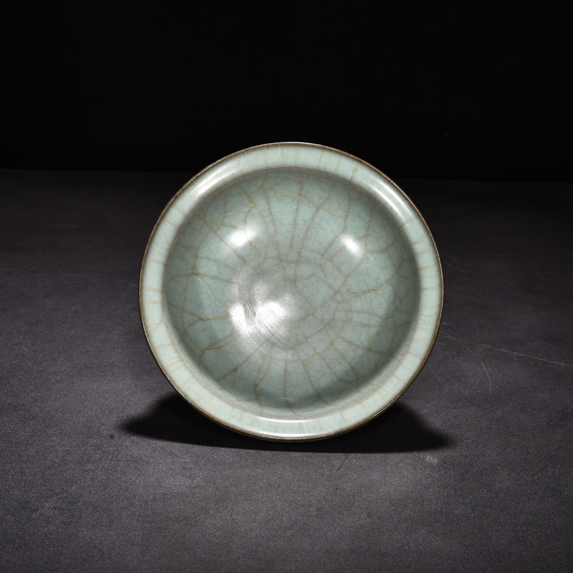 Song Dynasty official kiln green glaze folding rim bowl
