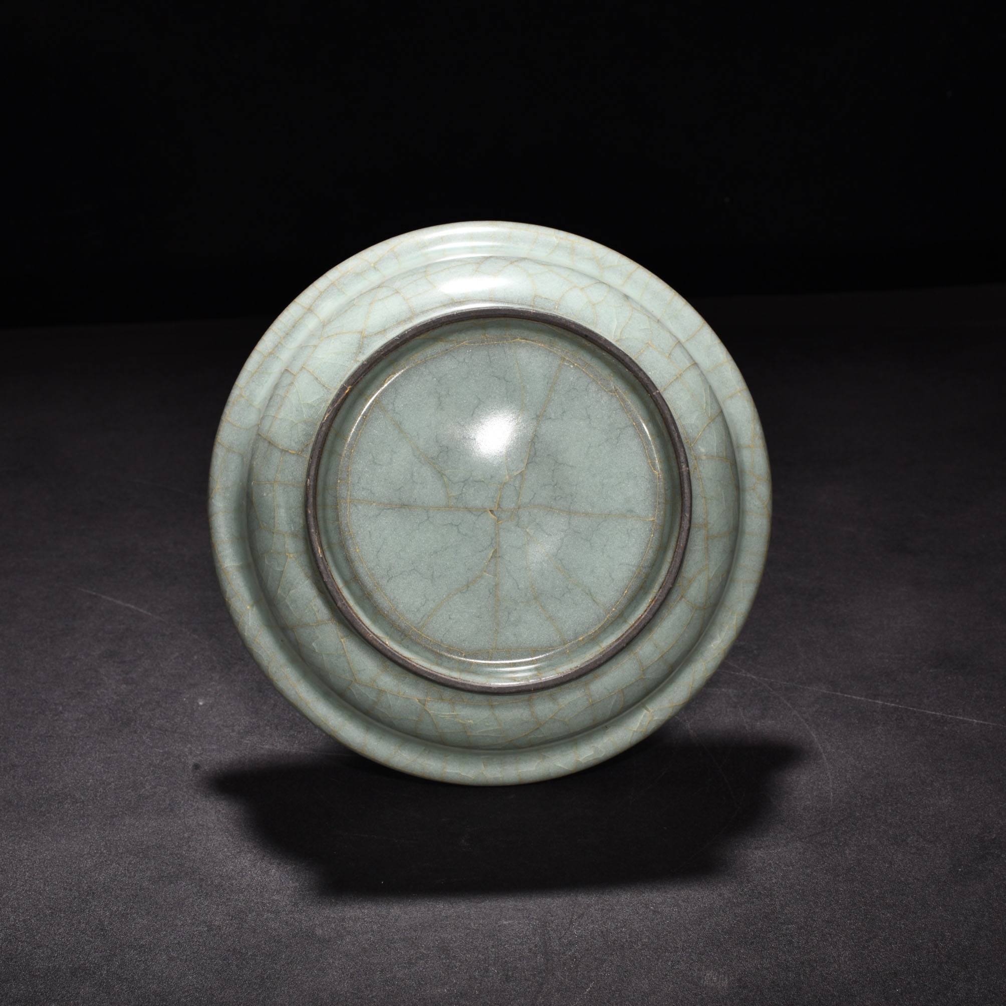 Song Dynasty official kiln green glaze folding rim bowl