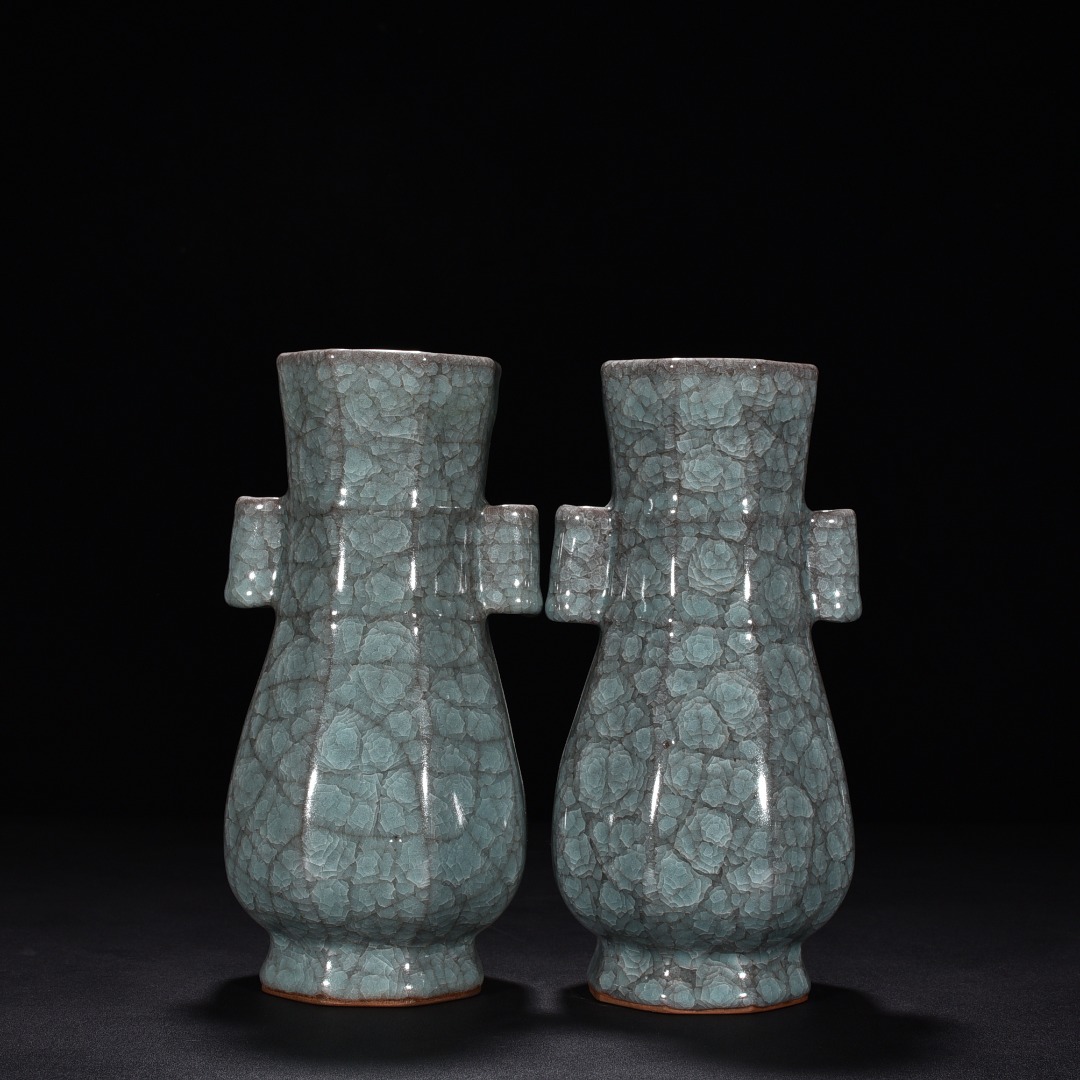 Song Dynasty official kiln celadon octagonal vase