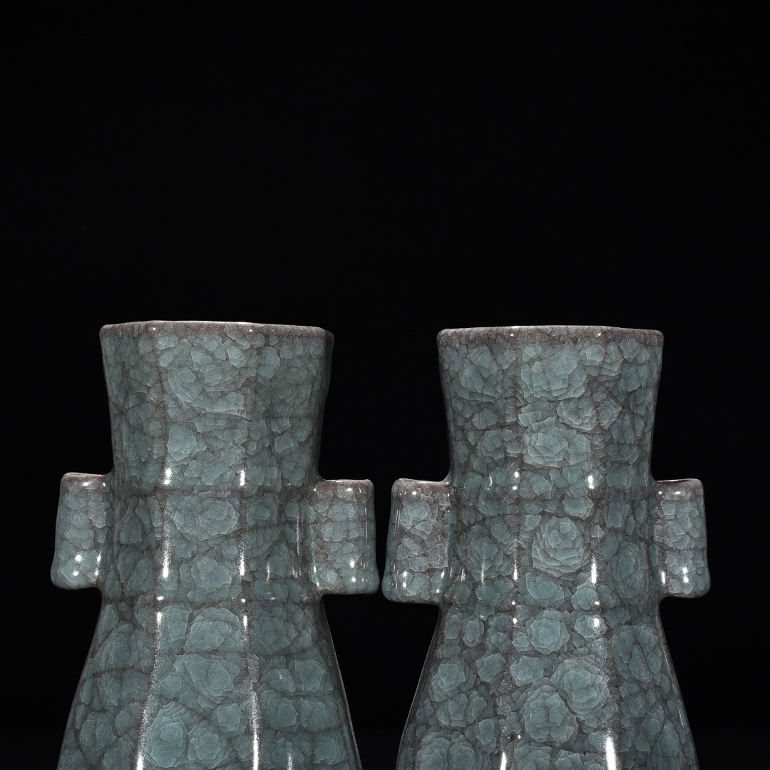 Song Dynasty official kiln celadon octagonal vase