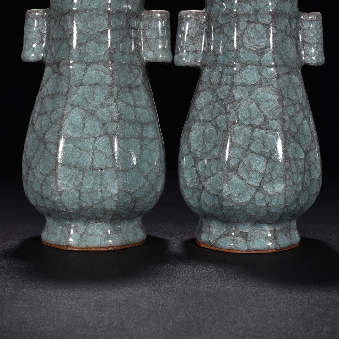 Song Dynasty official kiln celadon octagonal vase