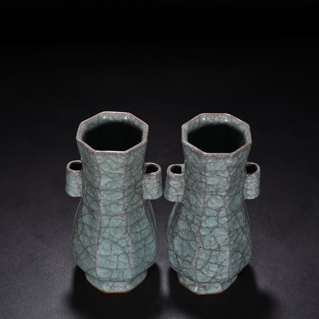 Song Dynasty official kiln celadon octagonal vase