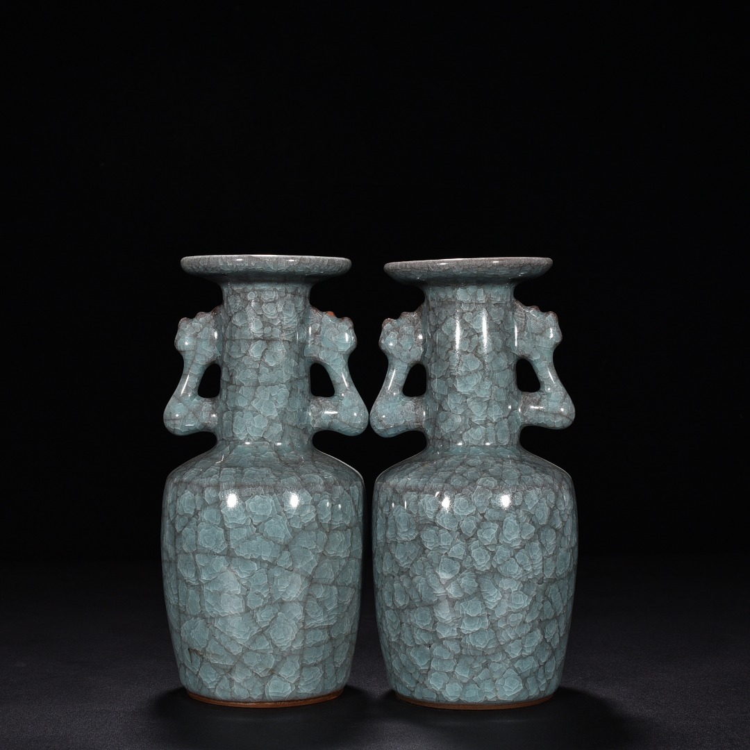 Song Dynasty Guan kiln celadon phoenix tail dish bottle