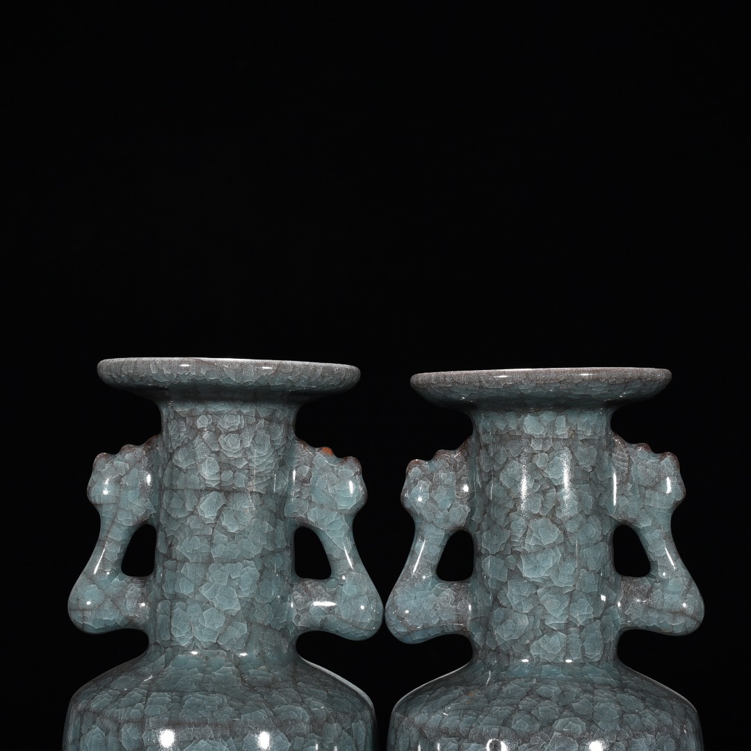 Song Dynasty Guan kiln celadon phoenix tail dish bottle