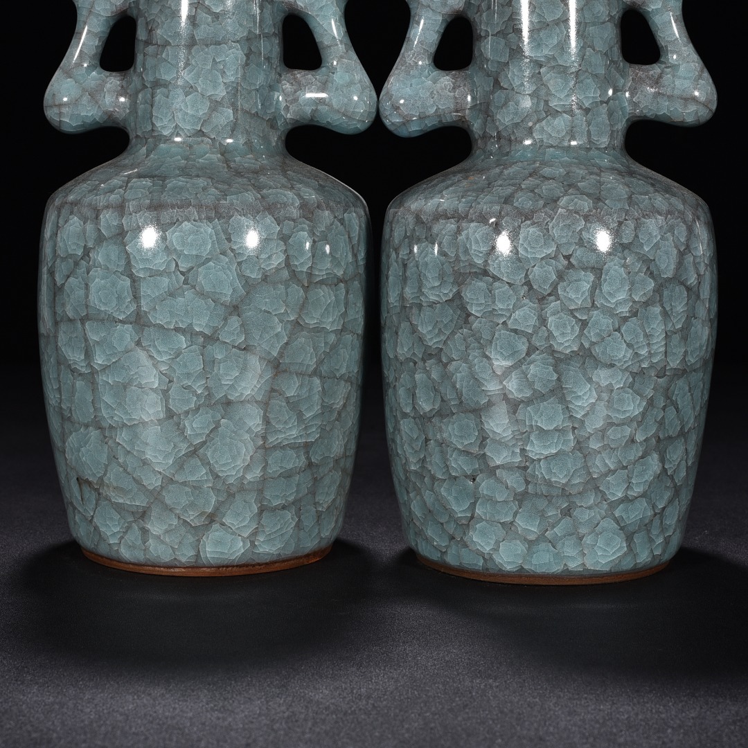 Song Dynasty Guan kiln celadon phoenix tail dish bottle