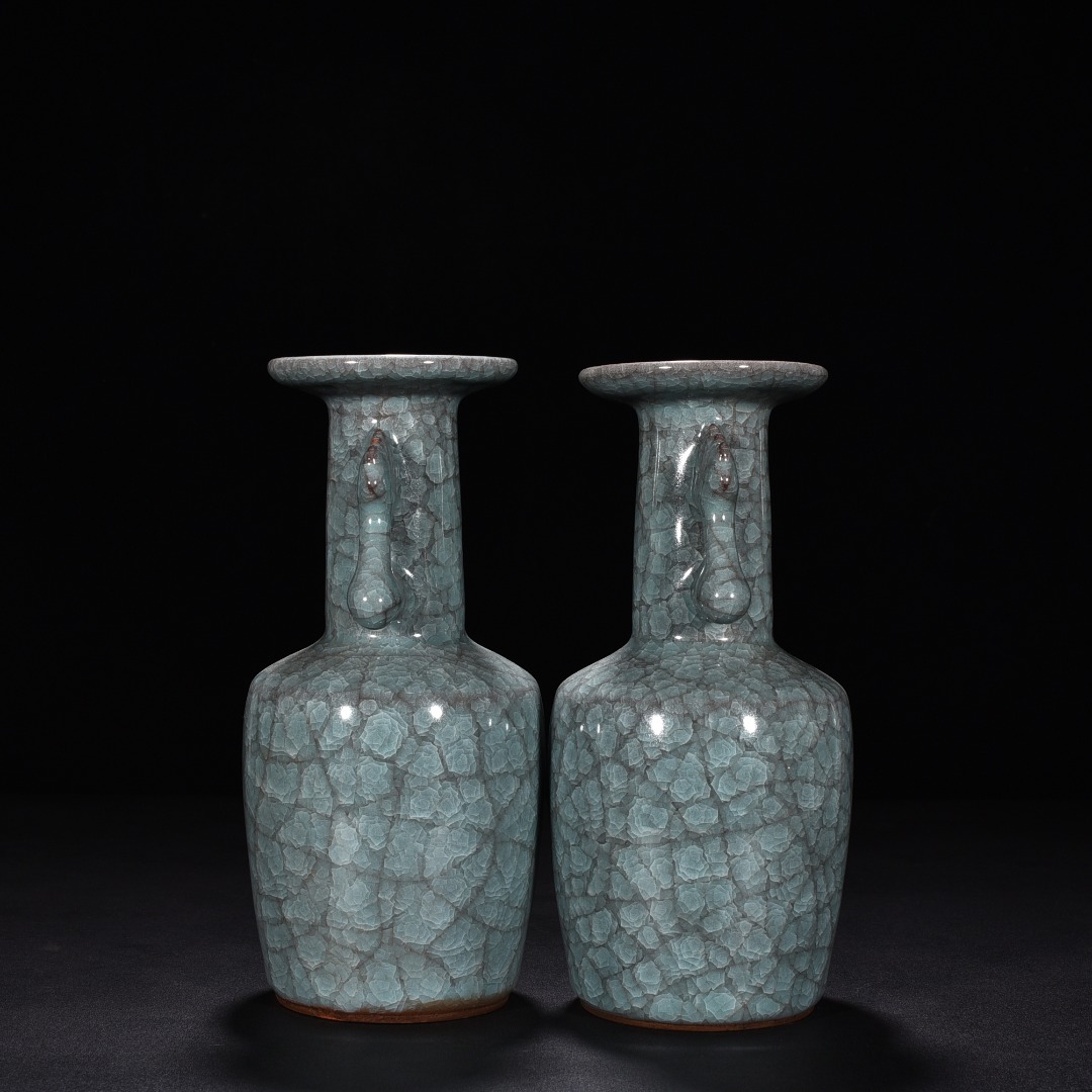 Song Dynasty Guan kiln celadon phoenix tail dish bottle