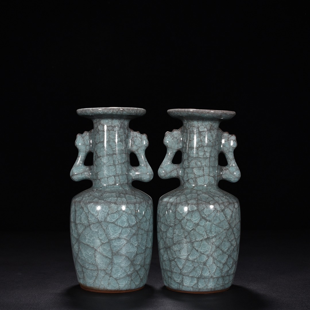 Song Dynasty Guan kiln celadon phoenix tail dish bottle