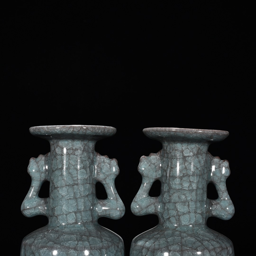 Song Dynasty Guan kiln celadon phoenix tail dish bottle
