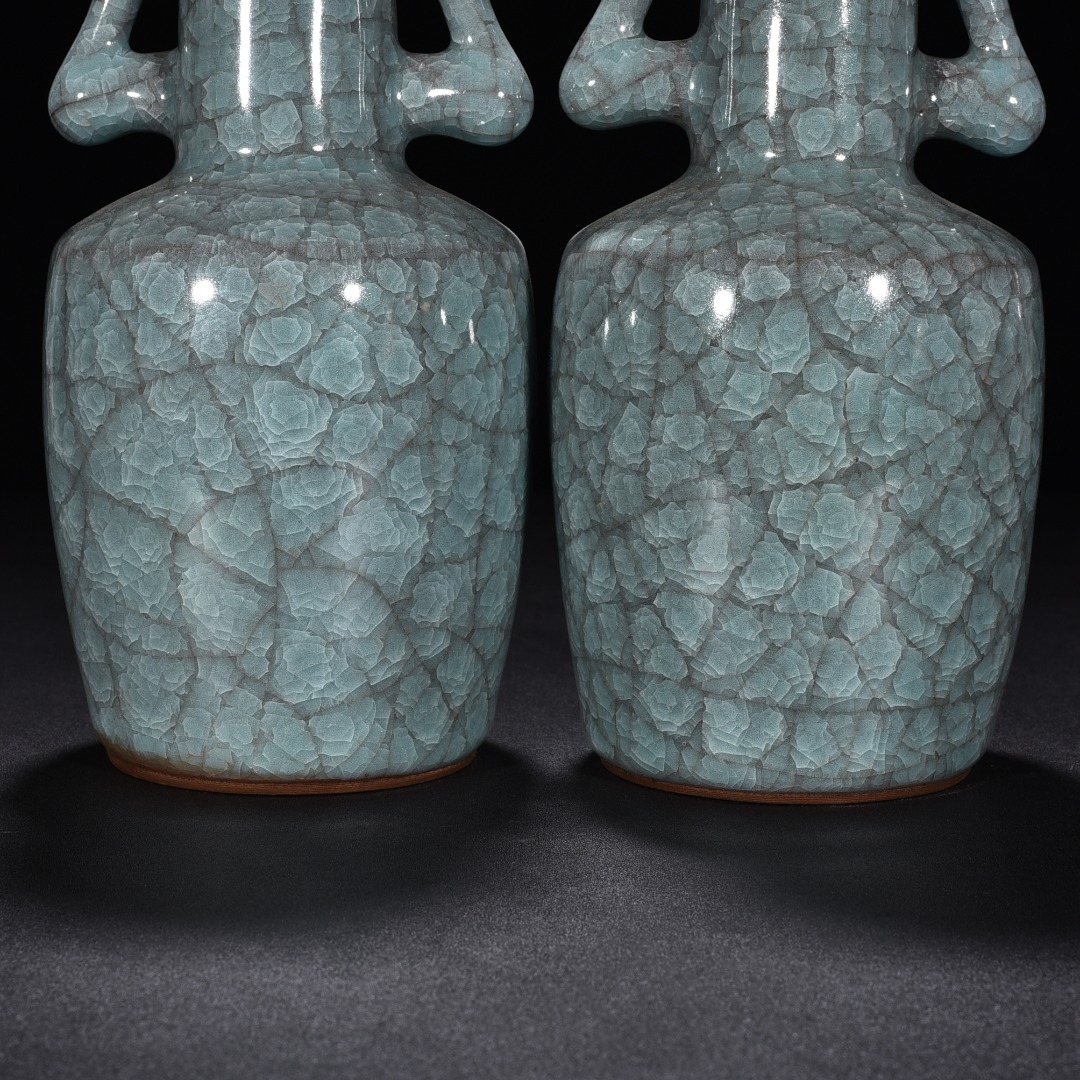 Song Dynasty Guan kiln celadon phoenix tail dish bottle